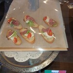 レストラン ヴァロリス - 生ハム＆イタリアンサラミのブルスケッタ