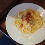レストラン ヴァロリス - 配膳される料理③　カルボナーラ　小さめサイズ