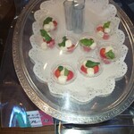 レストラン ヴァロリス - カプレーゼ　ミニトマトとモッツァレラ