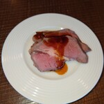 レストラン ヴァロリス - 配膳される料理①　ローストビーフ
