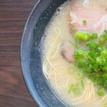 らーめん屋 たつし - 料理写真:ら〜めん（豚骨）650円　左