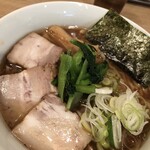 人力俥 - 豚バラチャーシューとサバ節香る醤油スープと手揉み麺が旨い！