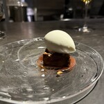 イナカーザ - ボネ　北イタリアピエモンテの濃厚プリン　ノチェロ（イタリアのリキュール）ヘーゼルナッツ　アマゾンカカオ　いがらし農園の苺ソース
      和三盆の砂糖　ミルクジェラート