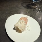 イナカーザ - 鹿児島　生ハム　山梨洋梨　チーズ　レモン　オリーブオイルパウダー　お寿司のように手で食べる