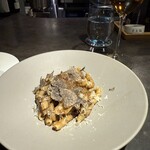 イナカーザ - 宮崎県尾崎牛　トラパネーゼ　百合根は北海道の『月光』という品種　長期熟成の白餡レベルに甘い百合根
      上からチーズとトリュフ　冬のトリュフが一番香り高い