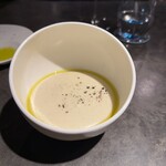 イナカーザ - 菊芋と白インゲン豆のエスプーマ　レモンフレーバーオイル　胡椒　
      イカと豆はイタリアでよく食べられるらしい　食感を使い分けてある