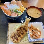 埼玉漁港 海鮮食堂 そうま水産 - 鰯のフライや小海老揚げ、小鉢も付いています。