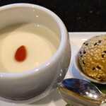 龍天門 - 杏仁豆腐と胡麻団子