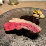 ラチュレ - ヒグマのロースト　この分厚い脂が美味しい.