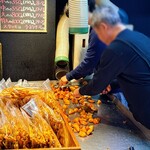 芋にいちゃんの店 - ひっつかないようにバラす