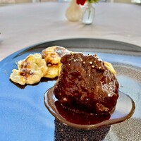 メゾン フジヤ ハコダテ - ⑥阿部牛ホホ肉の煮込み
                    　18ヶ月熟成の十勝メークインのグラタン
