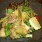 迦陵 - せせりと夏野菜のガーリックバター炒め