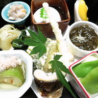 沖縄懐石 赤坂潭亭 - 前菜　どぅるわかしー　地豆豆腐　アダン酢味噌掛け　パパイヤイリチー　ハンダマ　ゴーヤーと島らっきょうの揚物　アーサーの出汁巻　もずく　ナーベラ　マコモ茸とモロッコ隠元の和物　カマサーの焼物