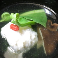 沖縄懐石 赤坂潭亭 - 椀物　鱧と鮑茸のゴーヤー擂り流し　オオタニワタリとクコの実乗せ