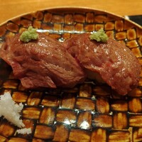 御二九と八さい はちべー - ハラミにぎり