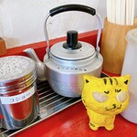 長浜ラーメン くにえぃ たま屋 - ヤカンに入るのは、ラーメンのたれ　※使ってみましたけど、濃いめの醤油ダレでした