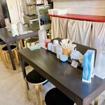 長浜ラーメン くにえぃ たま屋 - 店内　※相席当たり前の、4人用テーブル席