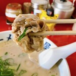 長浜ラーメン くにえぃ たま屋 - チャーシューって言うか肉、にゅ〜〜ん！