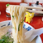 長浜ラーメン くにえぃ たま屋 - 麺、にゅ〜〜ん！