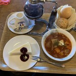 コロボックルヒュッテ - ボルシチとパンとサイフォンコーヒーとチーズケーキ