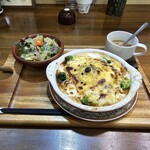 Cibo & Piantato - チーズの下にまるごとハンバーグが一つ