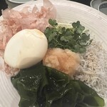 蕎麦処 葉山 鰹  - 〆にかつおそば(半熟卵・しらす・若芽・かつお節・大根おろし・かいわれだいこん)