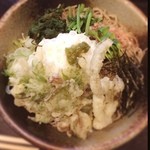 水舎 - 山菜天ぷらのやまっちそば。山菜に山芋たっぷりなのね。美味！