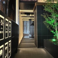 PONGA PREMIUM - 入り口。映像が投影されているところに自動ドアがあります。