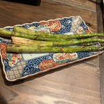 炉端焼き燻銀 - アスパラの一本焼き