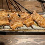 炉端焼き燻銀 - 豚バラ室蘭串焼き