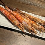 炉端焼き燻銀 - じっくり火入れした殻ごと食べる赤海老串