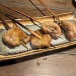 炉端焼き燻銀 - 昆布の旨味を凝縮した鶏ももの昆布〆串