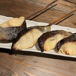 炉端焼き燻銀 - 脂ののった真ホッケの一本焼き