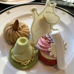 インペリアルラウンジ アクア - ミイのモンブラン、ココナッツのロシェ(ムーミンが集めるのが好きな石コロをイメージしたものでホワイトチョコでかたどったムーミンが飾ってありました)、ピスタチオのムース、こけもものシュークリーム。