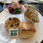 インペリアルラウンジ アクア - ロソッリ(ビーツの赤が鮮やかなフィンランドで親しまれているサラダ)、ニシンのフライ・チェダーチーズソース、ムーミンママのベリーパイ、プレーンスコーン。