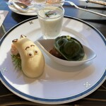 インペリアルラウンジ アクア - サーモンのクリームスープ、ムーミンをかたどったミルクパンで作った小エビのサンドイッチ、ミートボールにスナフキンの帽子をかたどったほうれん草のパスタ。