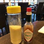 ル・カフェ・ドゥブルベ - 配膳される調味料