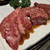 清江苑 池袋西口本店 - 黒毛和牛3種盛り（カルビ、ロース、カイノミ）1850円コレも安い