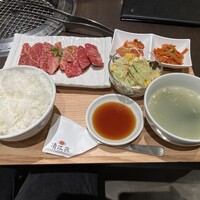 清江苑 池袋西口本店 - 黒毛和牛切り落としランチ1300円。キムチときんぴらのおかずと、ライス、スープ、サラダ付