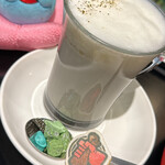 スクウェア・エニックス カフェ東京 - 盗賊　黒ゴマラテ　フワフワしてて美味しい、ちょっと甘いかな