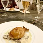 スープとカレー ボンジョルネ - ●ポワソン（魚のメイン）
      真鯛とキノコのデュクセルのパイ包み焼き
      キノコのホワイトソースで