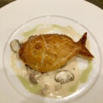 スープとカレー ボンジョルネ - ●ポワソン（魚のメイン）
      真鯛とキノコのデュクセルのパイ包み焼き
      キノコのホワイトソースで