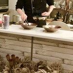 スープとカレー ボンジョルネ - 温前菜準備中