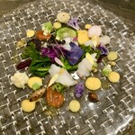 スープとカレー ボンジョルネ - ●冷前菜
      20種野菜とフグのマリネのジャン・ド・フルール
      トマトのドレッシング、ビーツのピュレ
      人参・りんごのドレッシング
      金柑・はっさくのドレッシング