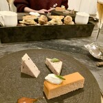 スープとカレー ボンジョルネ - ●Amuse盛り合わせ
      トマトの塩チーズケーキ
      紫芋のシュークリーム
      シルクスイートのプリン
      鶏とトリュフのパテ
      トリュフのスクランブルエッグとパイ