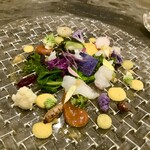 スープとカレー ボンジョルネ - ●冷前菜
      20種野菜とフグのマリネのジャン・ド・フルール
      トマトのドレッシング、ビーツのピュレ
      人参・りんごのドレッシング
      金柑・はっさくのドレッシング