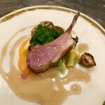 スープとカレー ボンジョルネ - ●ヴィアンド（肉のメイン）
      仔羊背肉のロティー　ハニージンジャーソース・人参のピュレ
      プチベール・菊芋・オレンジカリフラワー・レンコン・玉ねぎ