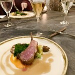 281476174 - ●ヴィアンド（肉のメイン）
                        仔羊背肉のロティー　ハニージンジャーソース・人参のピュレ
                        プチベール・菊芋・オレンジカリフラワー・レンコン・玉ねぎ