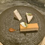 スープとカレー ボンジョルネ - ●Amuse盛り合わせ
      トマトの塩チーズケーキ
      鶏とトリュフのパテ