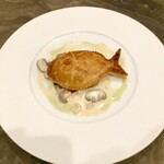 スープとカレー ボンジョルネ - ●ポワソン（魚のメイン）
      真鯛とキノコのデュクセルのパイ包み焼き
      キノコのホワイトソースで